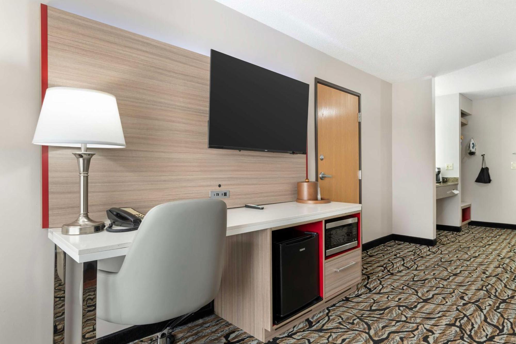 Best Western Plus Albert Lea I-90/I-35 Hotel Exterior photo